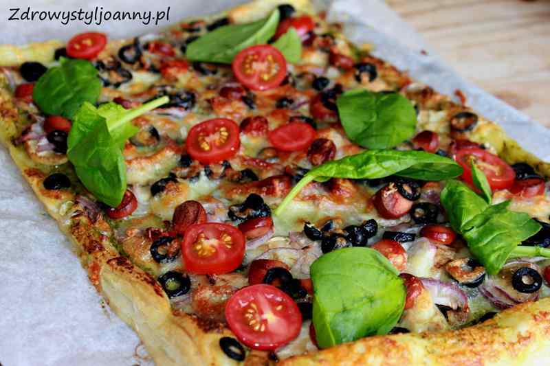 pizza na cieście francuskim , pesto, pomidory, domowa pizza, fit pizza, dietetyczna pizza, oliwki, mięso, ser żółty, cebula, szpiank, smaczna pizza, domowa pizza, przepis na pizzę, zdrowy styl joanny
