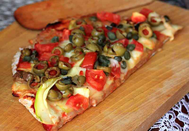 Pizza z cukinią, pomidorami i kalmarami. fit pizza, dietetyczna pizza, przepis na pizzę, warzywna pizza, zdrowa pizza, pizza z cukinia, pizza z oliwkami, pizza, z kaparami, czosnek, oregao, ser, zdrowy styl joanny, dieta, redukcja, fot przepisy, zdrowe przepisy, wiem co jem, blogerka kulinarna, blog kulinarny, obiad, przepis na obiad, pomys na obiad, pizz bez mięsa, pizza bez pieczarek,
