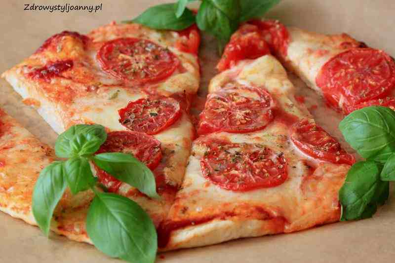 Domowa pizza Margherita. domowa pizza margarita, fit pizza, smaczna pizza, ser, pomidory, bazylia, przepis na ciasto na pizzę, zdrowy styl joanny, blog kulinarny, influencer, wiem co jem, przepis na pizzę, przepis,