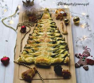Choinka z ciasta francuskiego ze szpinakiem. wytrawna choinka, choinka ze szpinakiem i serkiem śmietankowym, oże Narodzenie, przekąska na święta, świateczna przekąska, ciasto francuskie, szpinak, ser mozzarella, zdrowy styl joanny, fotografia kulinarna, stylizacja jedzenia, blog, blog kulinarny, bloger, smacznie, choinka, potrawy świateczne, jem zdrowo, na święta, przepisy świąteczne, influencer polska, zdrowy styl joanny, bloger,