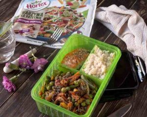 Zdrowy lunchbox do pracy. hortex, dania hortex, szybki obiad, posiłek, lunch, zdrow dieta, podełko, warzywa, mięso, ryba,