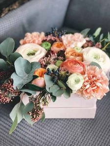 Flower box czyli skrzynka pełna szczęścia. kwiaty, bukiety, dzień mamy, prezent, upominek,